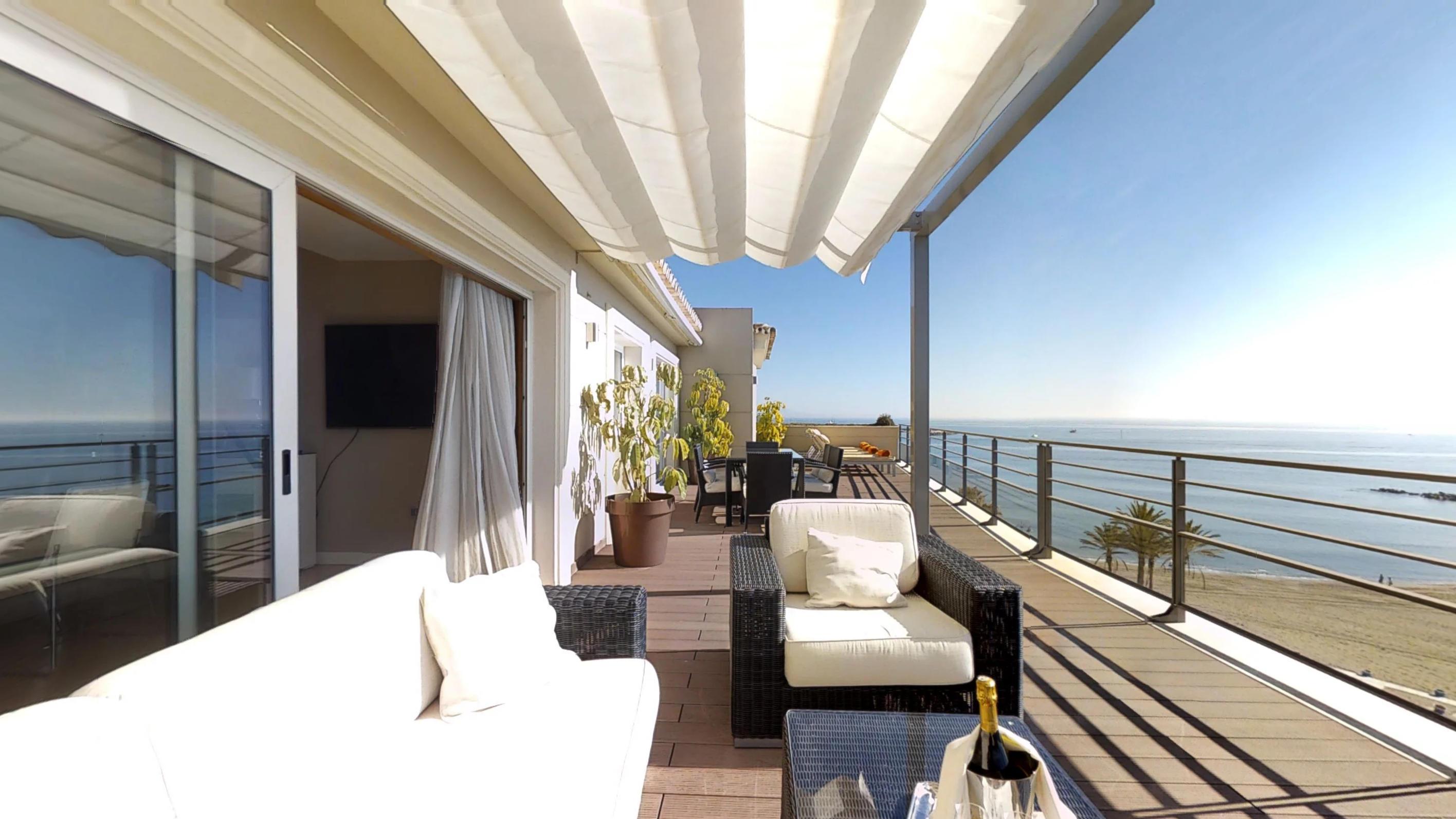 فندق بوتيك وسبا فينسي سيليسيون أليسا بينالماذينا المظهر الخارجي الصورة A balcony with a retractable awning