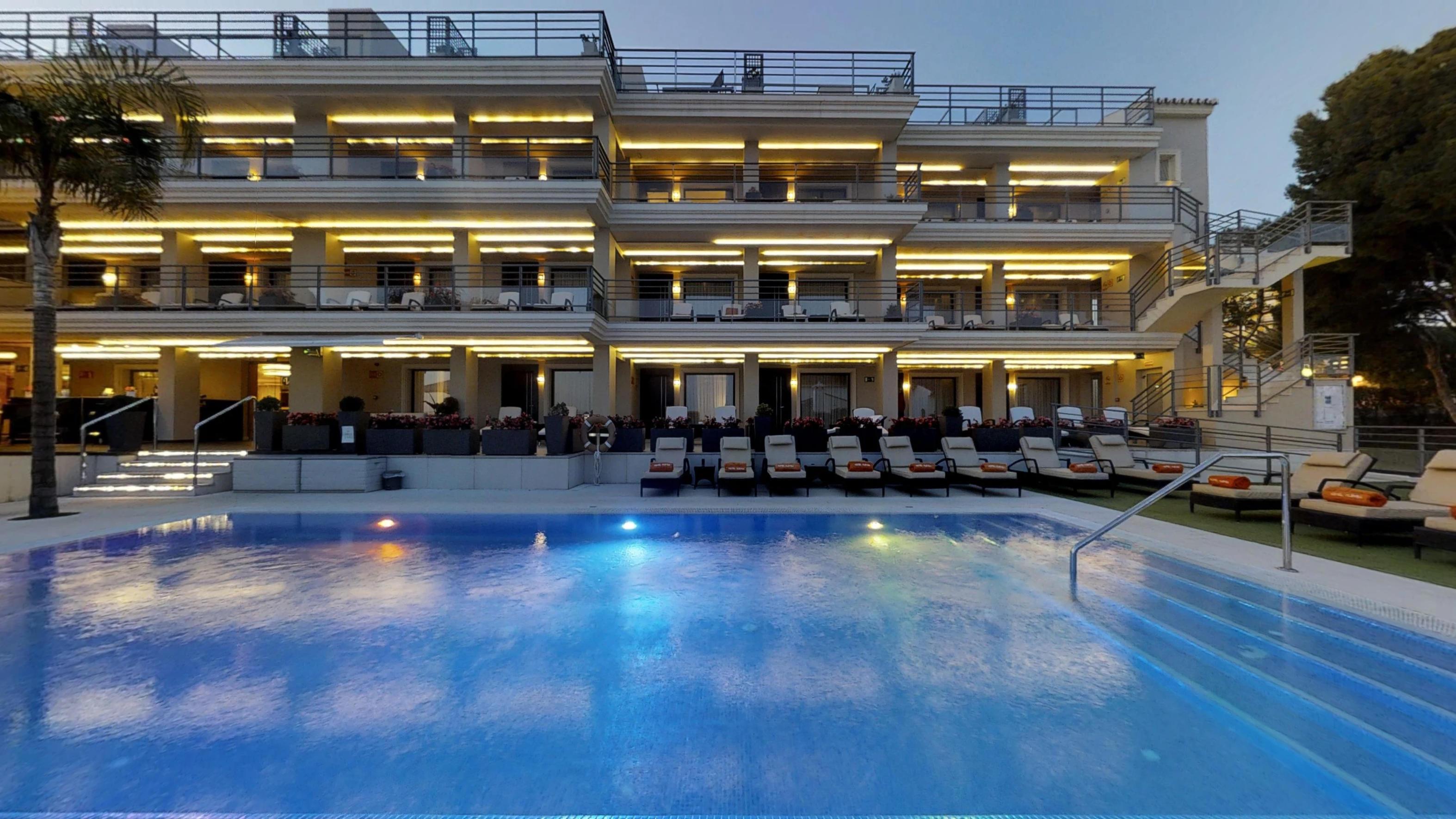 فندق بوتيك وسبا فينسي سيليسيون أليسا بينالماذينا المظهر الخارجي الصورة The hotel's pool