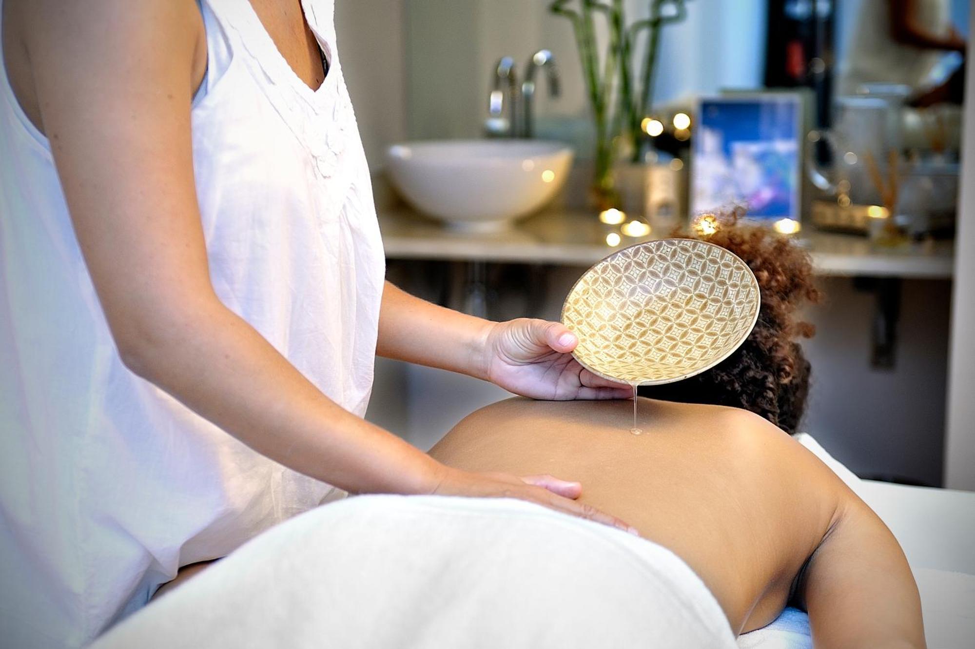 فندق بوتيك وسبا فينسي سيليسيون أليسا بينالماذينا المظهر الخارجي الصورة A practitioner performing a massage with a flower of life massage stone