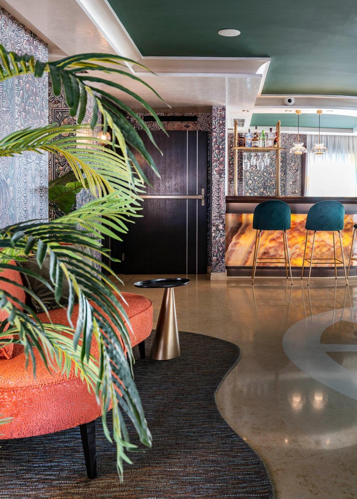 فندق بوتيك وسبا فينسي سيليسيون أليسا بينالماذينا المظهر الخارجي الصورة The bar at the 1001 Club