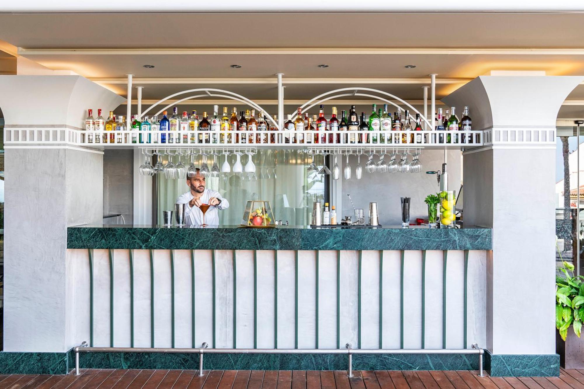 فندق بوتيك وسبا فينسي سيليسيون أليسا بينالماذينا المظهر الخارجي الصورة The bar at the Sky Bar