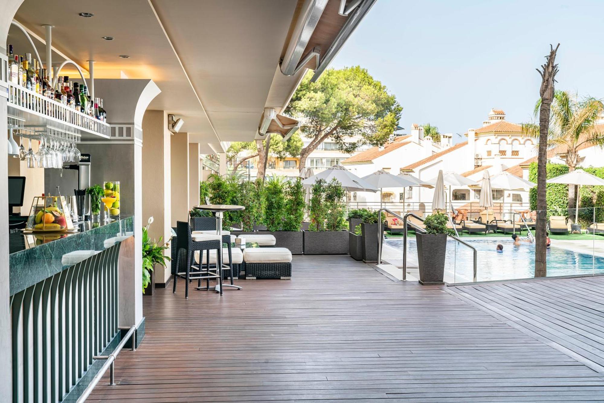 فندق بوتيك وسبا فينسي سيليسيون أليسا بينالماذينا المظهر الخارجي الصورة The hotel's rooftop bar