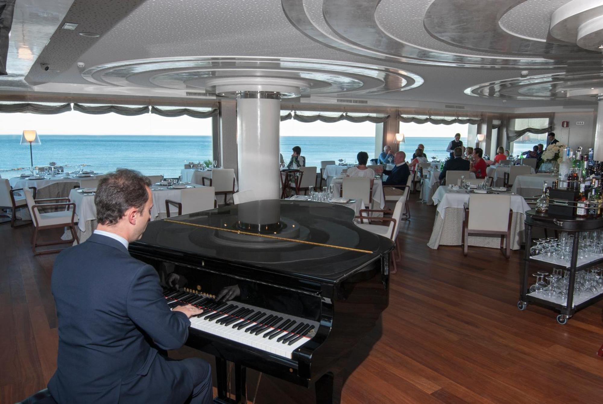 فندق بوتيك وسبا فينسي سيليسيون أليسا بينالماذينا المظهر الخارجي الصورة The restaurant on board
