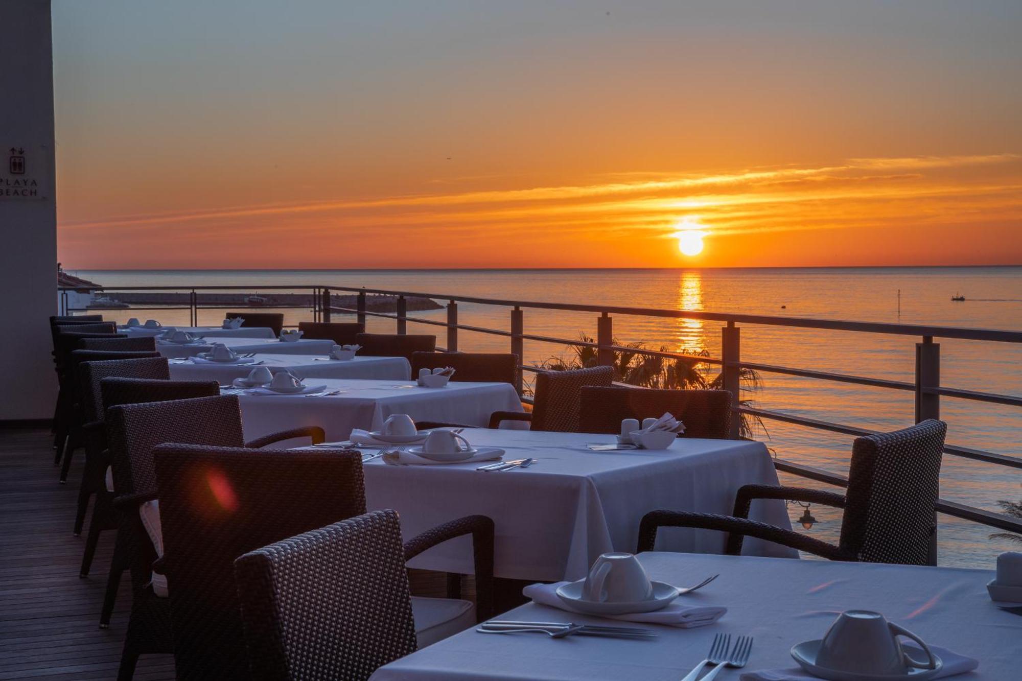 فندق بوتيك وسبا فينسي سيليسيون أليسا بينالماذينا المظهر الخارجي الصورة Sunset at the restaurant