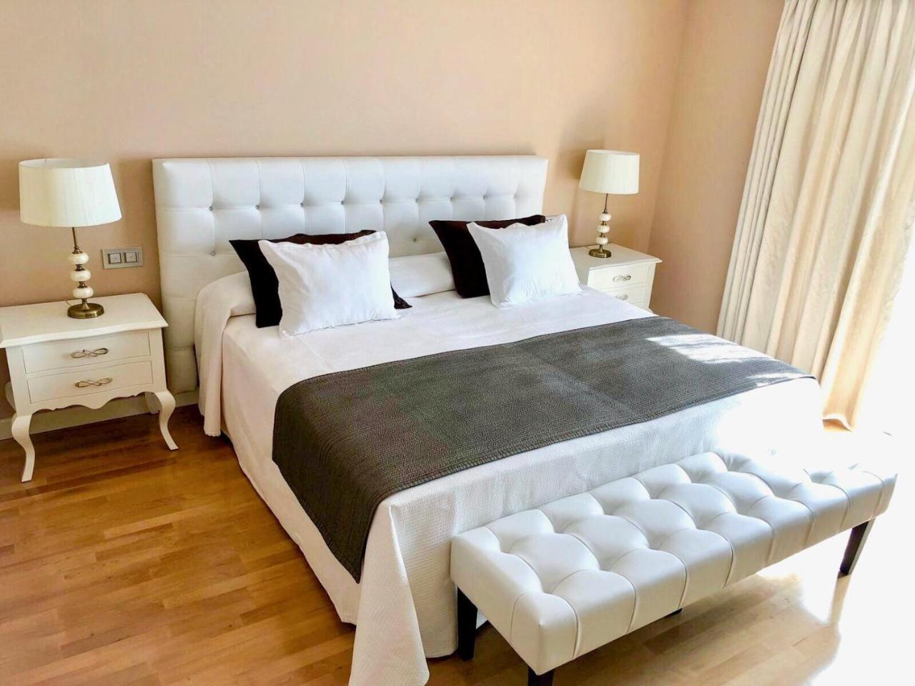 فندق بوتيك وسبا فينسي سيليسيون أليسا بينالماذينا المظهر الخارجي الصورة A bed with a bed runner